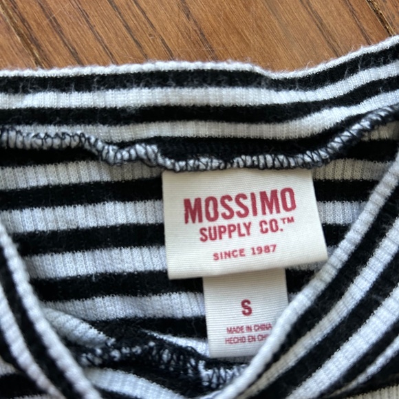 Sale: 5 for $10 - Mossimo S fit flarę tank top shirt - Picture 3 of 4